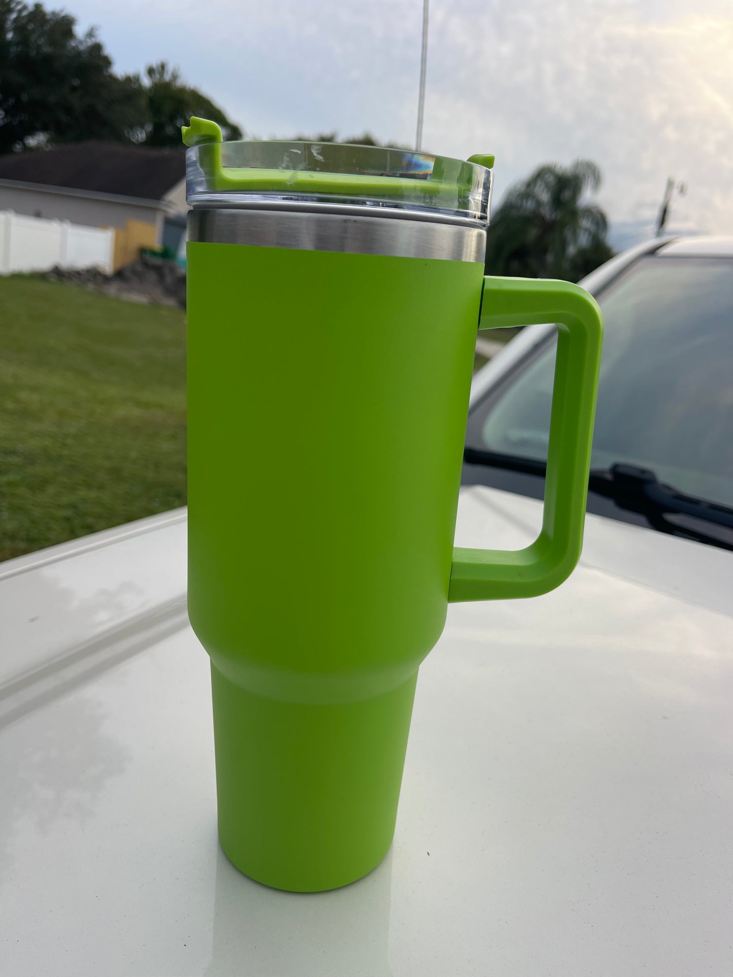 40 oz stainless steel tumbler with handle. Lime green